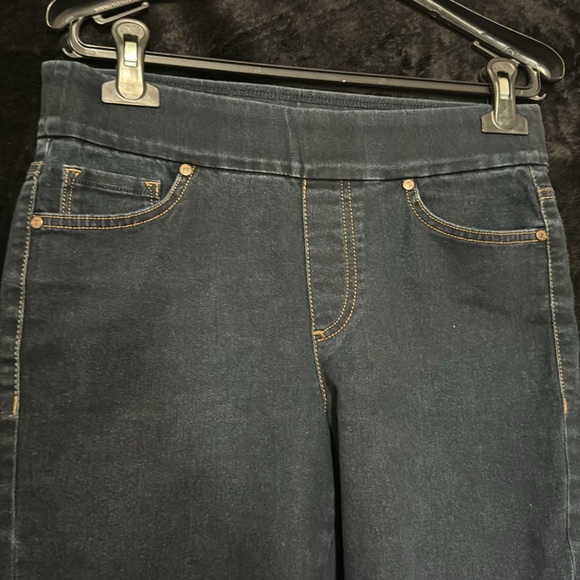 Gloria Vanderbilt - Picture 4 of 5